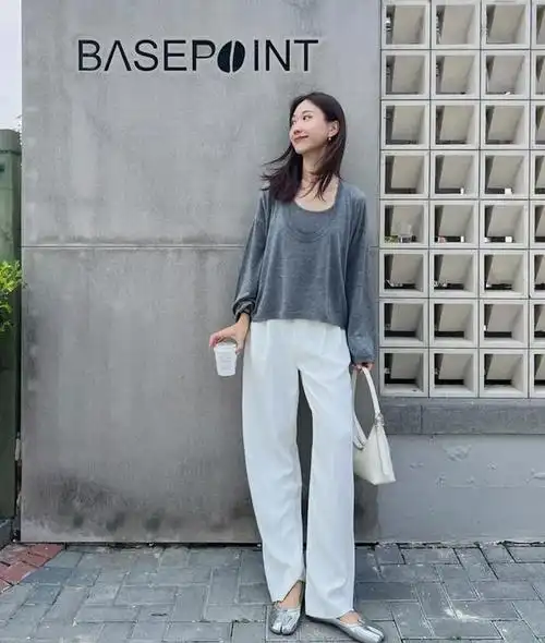 白裤子搭配这4种上衣太好看了