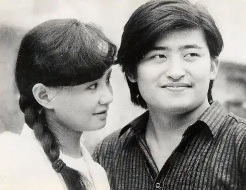 刘欢隐婚妻子曝光,长相一言难尽,却被刘欢独宠了32年!