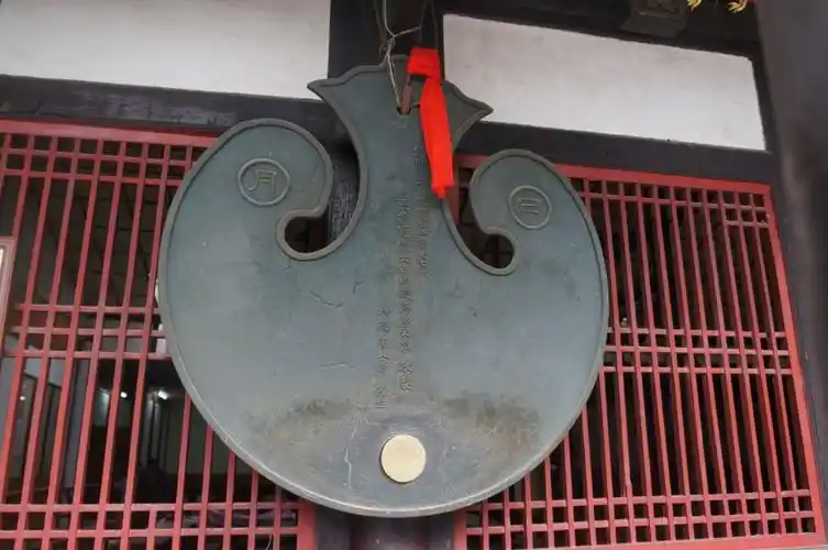 同时敲这个磬.铜质的.