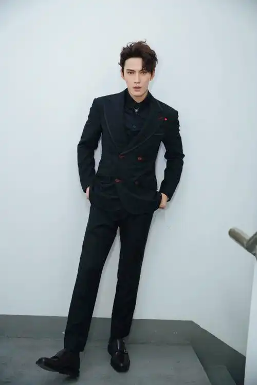 徐正溪活动图爆出 黑白西装是王子范儿本人了