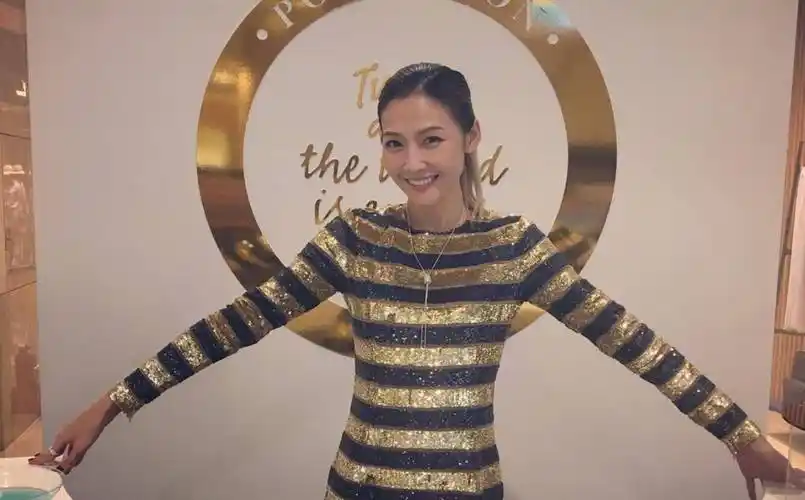 何润东夜店遇真爱,与售货员老婆恩爱14年无子女,婴儿车里放宠物_妻子