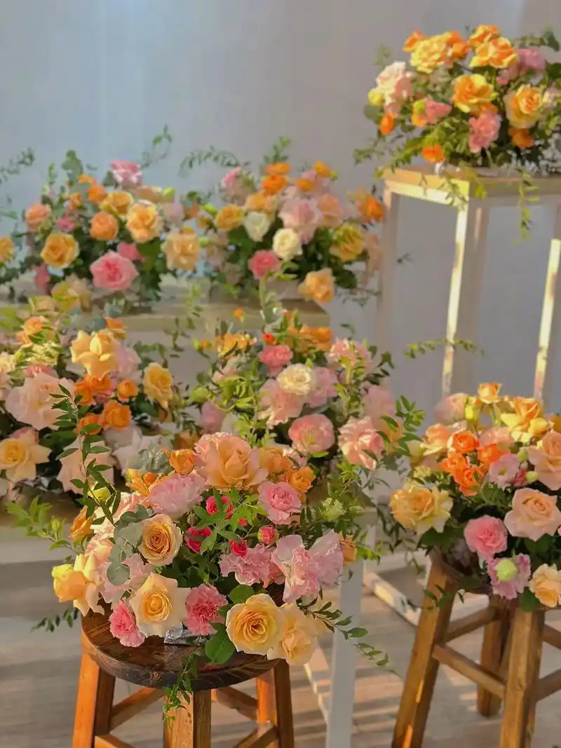 订婚桌花.#小清新风格 #自然风花艺#婚车  #香槟玫瑰 # - 抖音