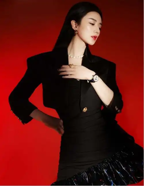 薇娅露一截肚子更惹眼了穿着加宽的西装真的很有走秀感