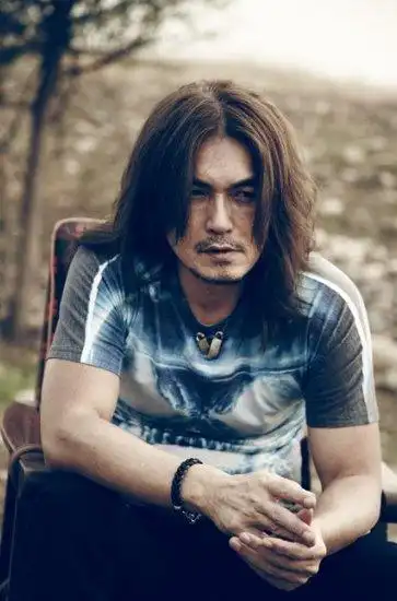 迪克牛仔携手金牌摄影 《酒后心声》mv寻找自我