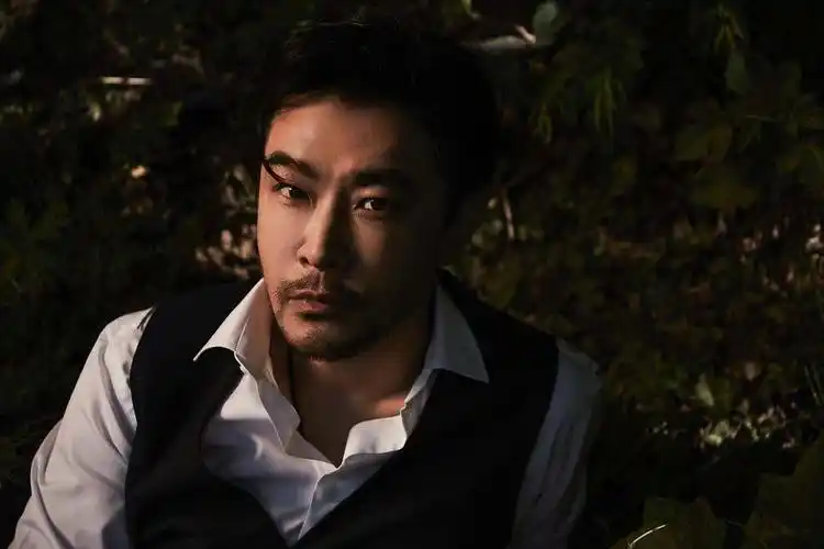 黄维德新形象曝光尽显优质雅痞大叔范儿