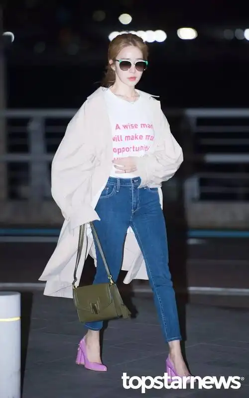 从机场时尚一窥韩国女星的私服穿搭刘寅娜秀智krystal展现独特的个人