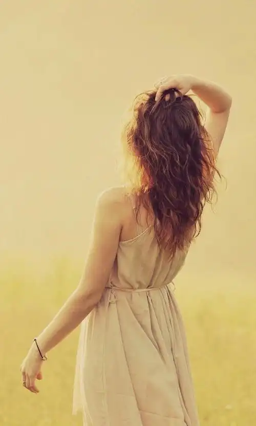 清新女孩的唯美背影