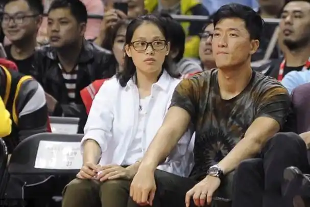 刘翔被媒体偶遇,与二婚妻子甜蜜出行,婚后至今仍无儿无女