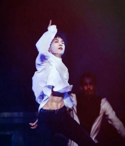 易烊千玺练街舞练到狂掉头皮把妈妈心疼坏了