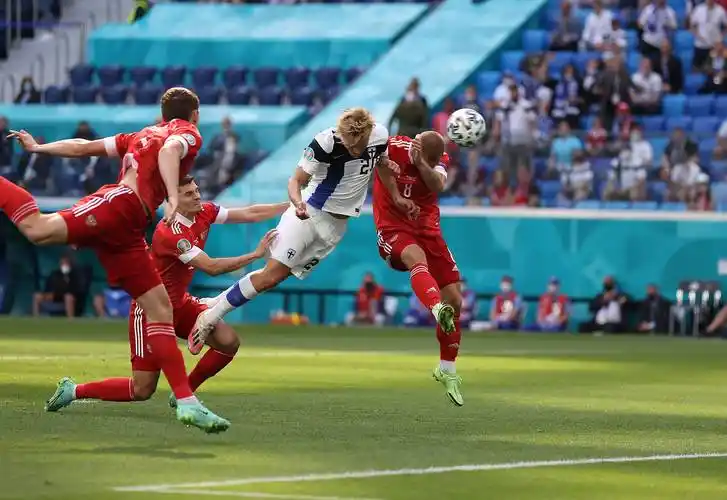 新华社照片,外代,2021年6月17日6月16日,俄罗斯队球员米兰丘克攻入