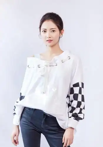 陈钰琪气场真足,穿露肩卫衣配牛仔裤,坐地上都"大佬范"十足