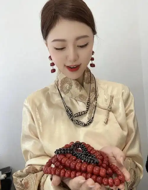 阿兰手捧天价天珠疑炫富,网友:把一套汤臣一品的房子戴在身上了_网易