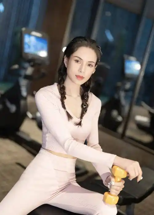 54岁李若彤晒健身照,身材凹凸腰盈盈可握,麻花辫减龄像少女_状态_生活