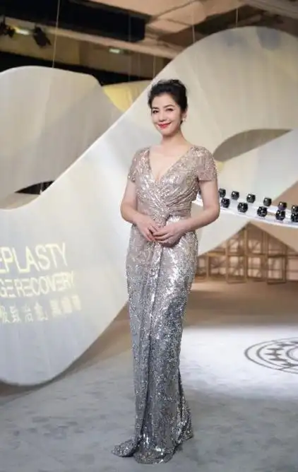 钟楚红真会玩穿条纹上衣戴草帽减龄不止10岁头顶蜥蜴超开心