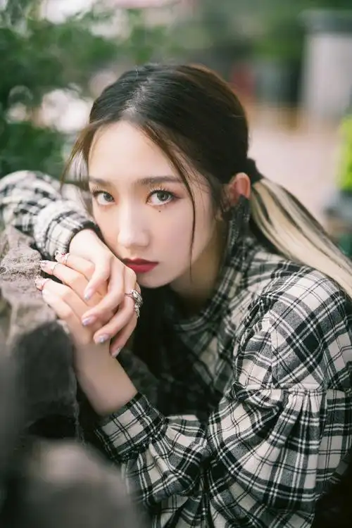 孟美岐双马尾酷飒写真图片