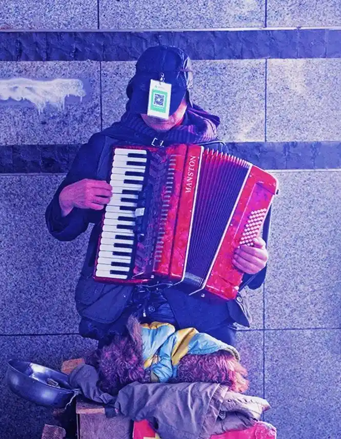 老程〈民生百味〉流浪歌手!画面上拉手风琴的人,是一位一人,一 - 抖音