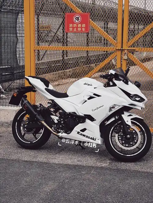 超帅白色川崎ninja400机车摄影