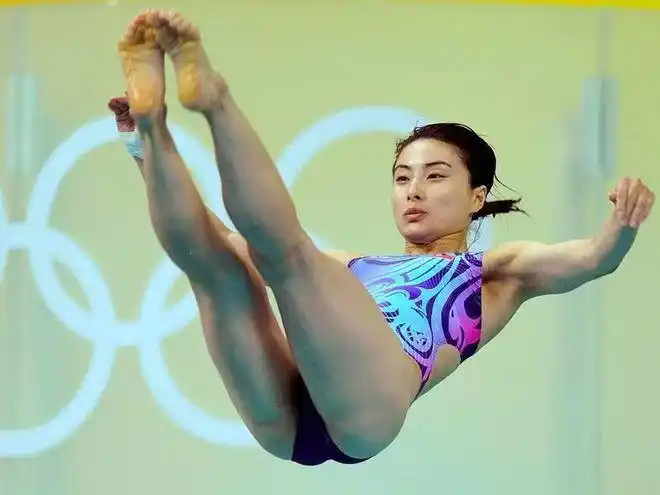 郭晶晶早期泳装照身材圆润有型大腿屁股肥嘟嘟霍启刚太幸福