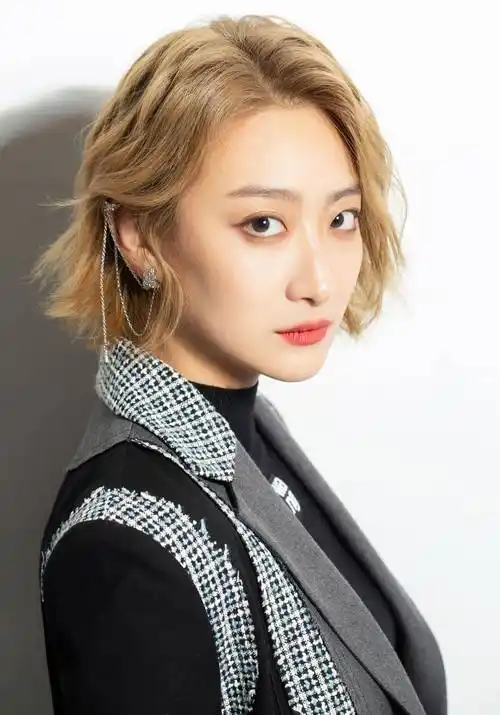 尚如梦韩范时尚写真发布 拼接撞色西装回头率十足_电影_认可_话剧表演