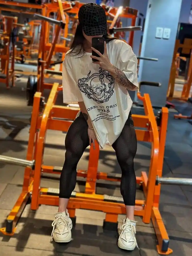 恐怖的腿部肌肉,有点类似于绿巨人,这个女生下苦功了.