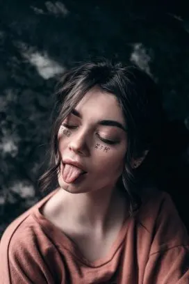 吐舌头的欧美女子