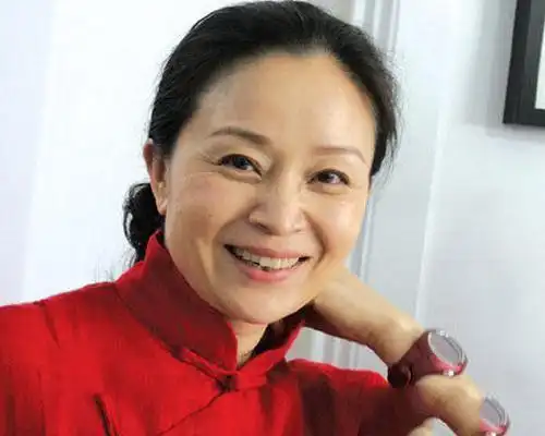 刘莉莉近照62岁的她很慈祥与老公是姐弟恋女儿聪明漂亮