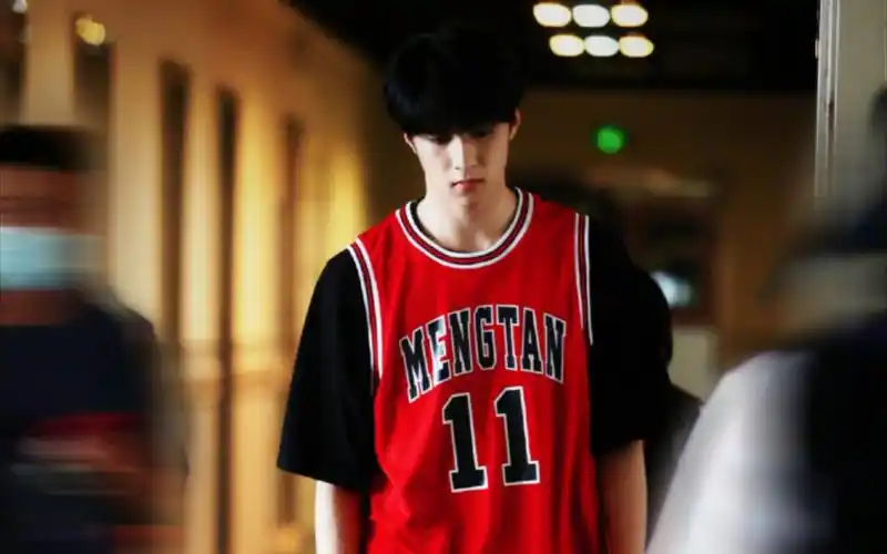 一些篮球服造型的男高中生刘耀文