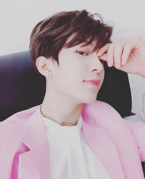 范丞丞劳动节晒自拍送祝福 调皮考验网友中文水平