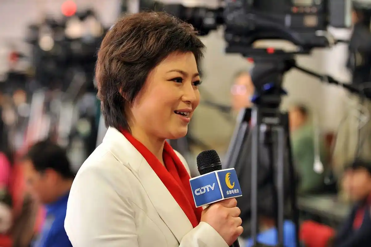 海霞辣批娱乐圈乱象#  近年来,娱乐圈的乱象层出不穷,各种丑闻,绯闻