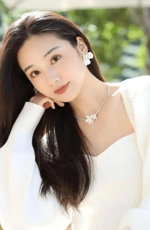 美女写真:长发运动风美女百褶裙搭配白丝袜,五官精致美出高级感_衬衫