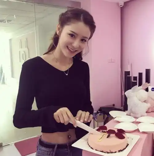 看张馨月的照片,从身材