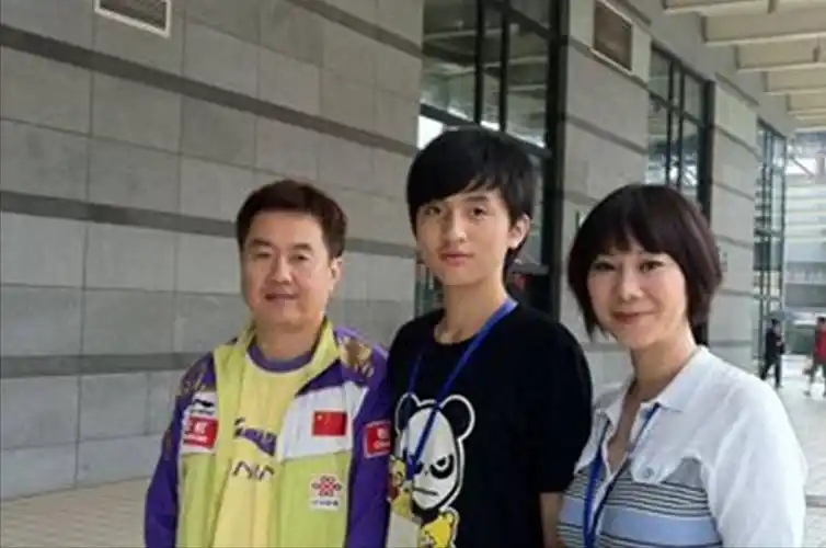 她是我国女乒一姐烟酒不离身拿到59块金牌被二婚老公宠成公主