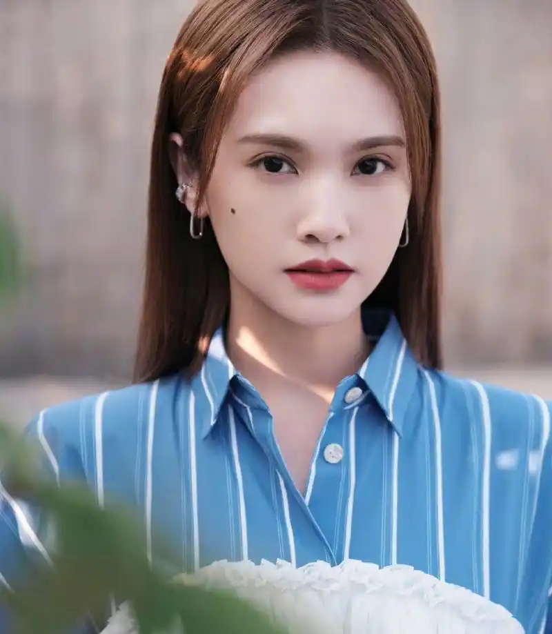 杨丞琳录节目状态超好,户外拍摄宣传片御姐范十足,衬衫外面加一层白纱