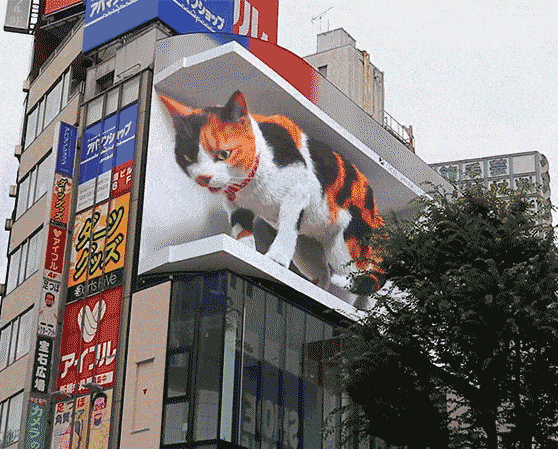 还记得在日本东京的新宿车站东口广场前的裸眼3d广告牌上,出现的那