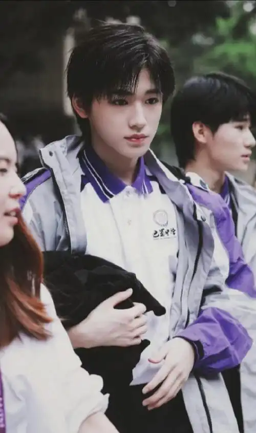 宋亚轩蓝白校服路透