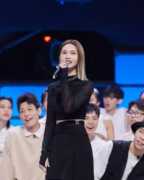 杨丞琳《沸腾校园》一刀切短发造型写真 秀性感小蛮腰笑容治愈_杨丞琳