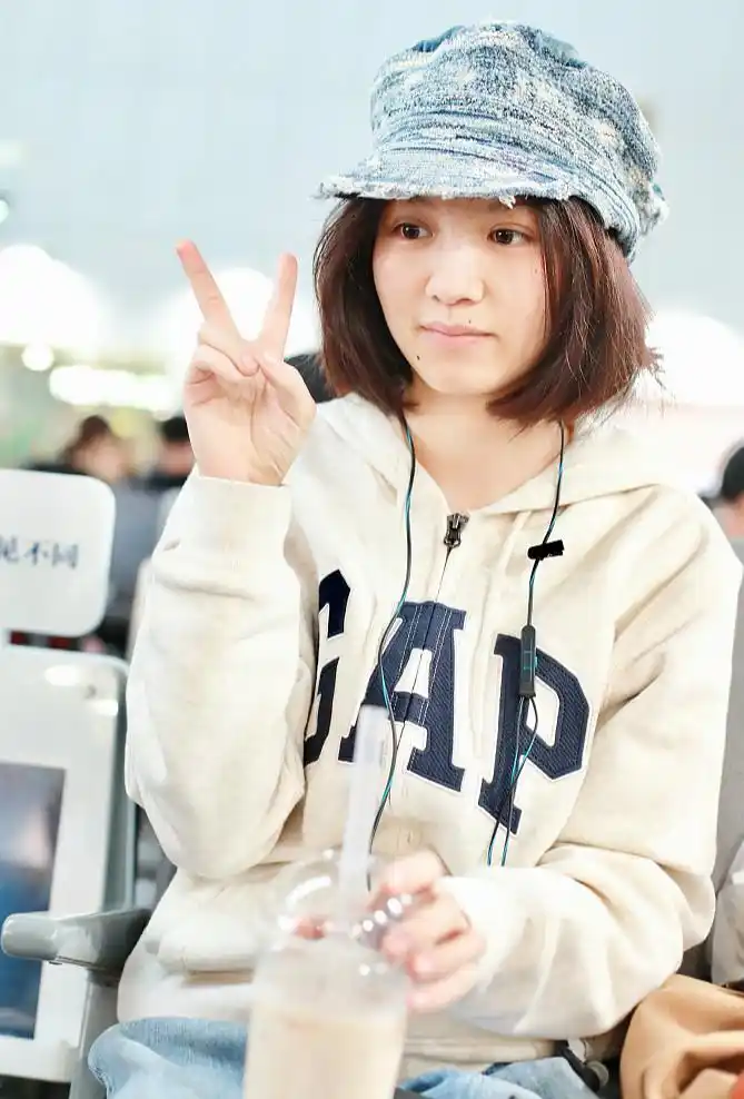 "金像影后"春夏全素颜亮相显好气色 梳减龄娃娃头比v秀可爱一面