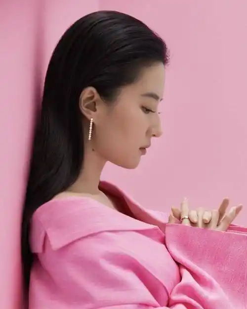 刘亦菲杂志花絮照曝光!