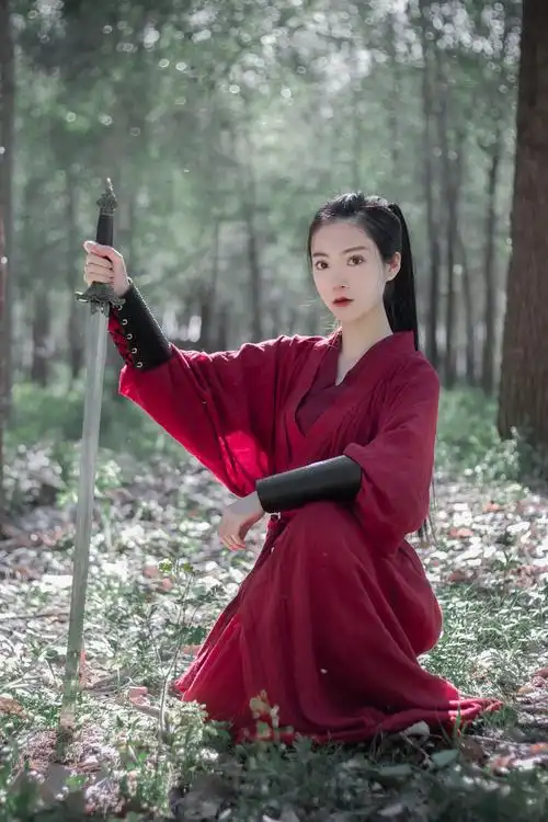 红衣女剑客