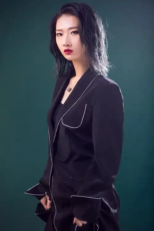 p data-id="gncnb8i8zz">张茜,辽宁人,中国内地流行女歌手,被粉丝们