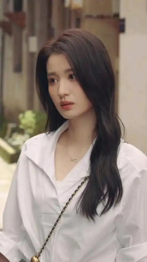 这是王楚然在《我的人间烟火》中的几个片段,真是演一部仙一部啊.