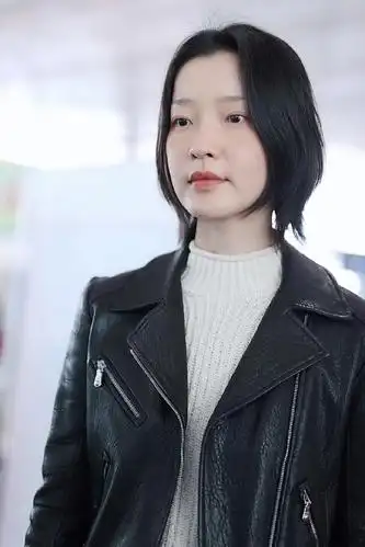 杜鹃素颜走机场,简单的皮衣配阔腿裤,依旧穿得时髦又高级