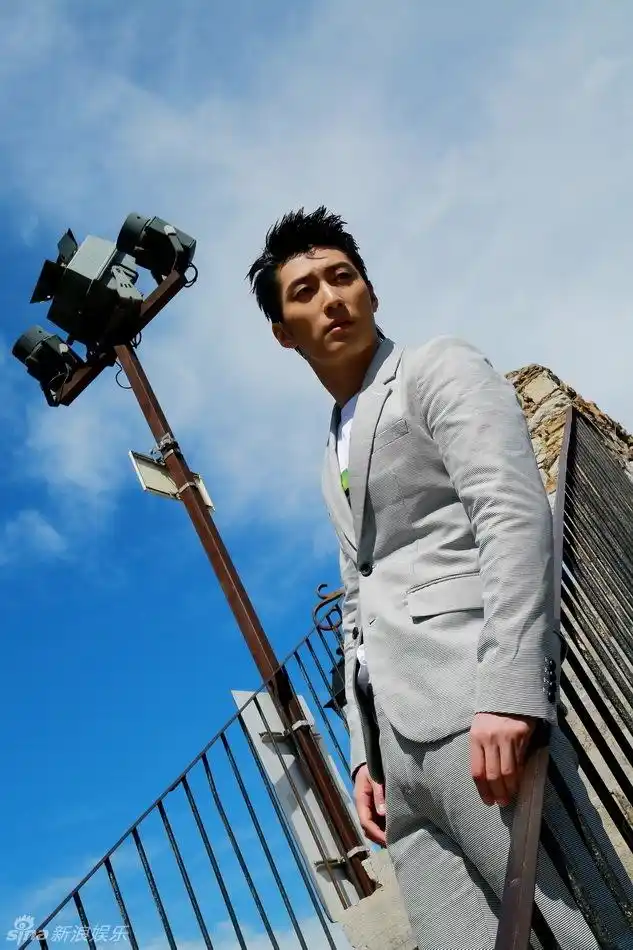 组图:窦骁戛纳街拍写真 清爽帅气展成熟魅力_高清图集_新浪网