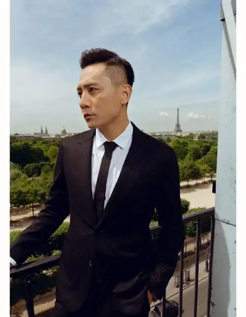 刘烨带着妻子和孩子登上了长城,这一举动引起了广泛的关注.