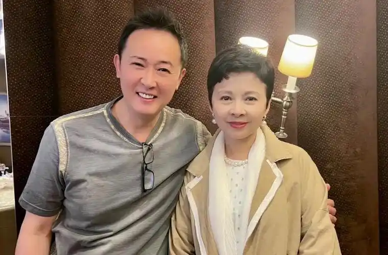 六旬董文华新照把人惊艳!穿波点裙戴珍珠首饰,贵气堪比赌王三太