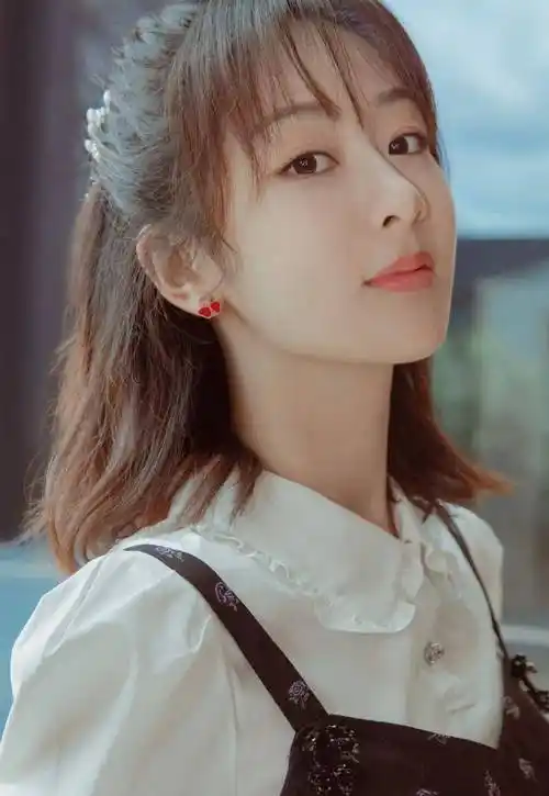 杨紫11岁简历曝光,普通女孩的逆袭之路太励志了_气质_面部_体态