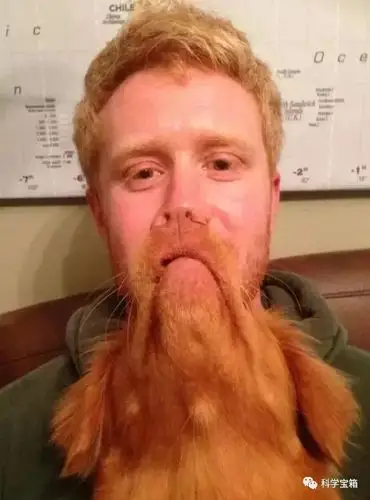 其实这个男人是卧倒在地的倒过来看,你会发现这不是一张动漫截图玻璃