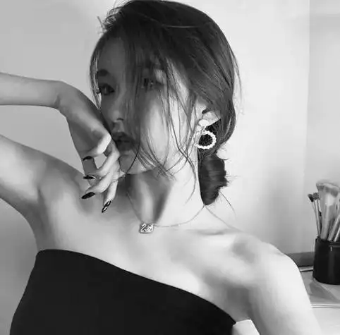 女生黑白头像高冷图片 女生头像图片大全 -【爱个性】