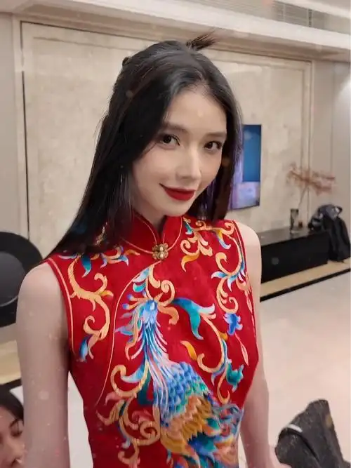 潮州青龙庙会标旗手方圆妆前准备真的很美方圆又回潮汕举旗了