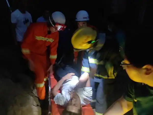 男子触电被困 家属要求消防员带电也得救引争议